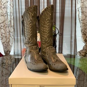 Gray detailed cowgirl boots!